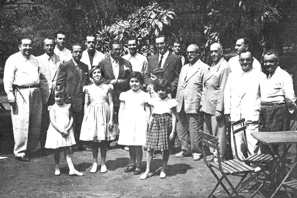 Recebo do leitor Afonso Henrique esta foto datada de 16 de setembro de 1956, durante um churrasco na chácara do Sr. Aroldo Toledo, em comemoração à promoção do Juiz de Direito João Mendes para a 4ª Entrância. Aparecem da esquerda para a direita, Flávio Ro